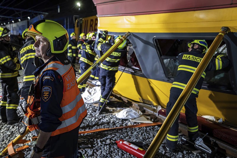 Sebuah kereta ekspres bertabrakan dengan kereta barang di kota Pardubice, Ceko, pada Rabu (5/6) malam waktu setempat. (Fire Department of Pardubice region via AP) Sebuah kereta ekspres bertabrakan dengan kereta barang di kota Pardubice, Ceko, pada Rabu (5/6) malam waktu setempat. (Fire Department of Pardubice region via AP)