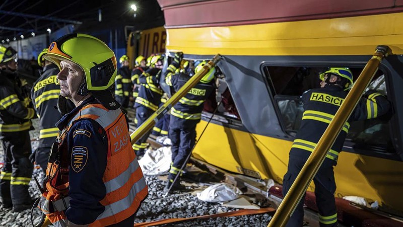 Sebuah kereta ekspres bertabrakan dengan kereta barang di kota Pardubice, Ceko, pada Rabu (5/6) malam waktu setempat. (Fire Department of Pardubice region via AP)