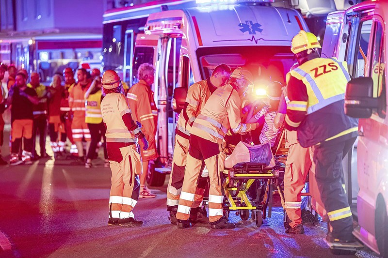 Sebuah kereta ekspres bertabrakan dengan kereta barang di kota Pardubice, Ceko, pada Rabu (5/6) malam waktu setempat. (Fire Department of Pardubice region via AP) Sebuah kereta ekspres bertabrakan dengan kereta barang di kota Pardubice, Ceko, pada Rabu (5/6) malam waktu setempat. (Fire Department of Pardubice region via AP)