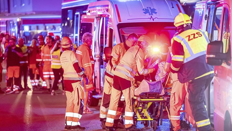 Sebuah kereta ekspres bertabrakan dengan kereta barang di kota Pardubice, Ceko, pada Rabu (5/6) malam waktu setempat. (Fire Department of Pardubice region via AP)
