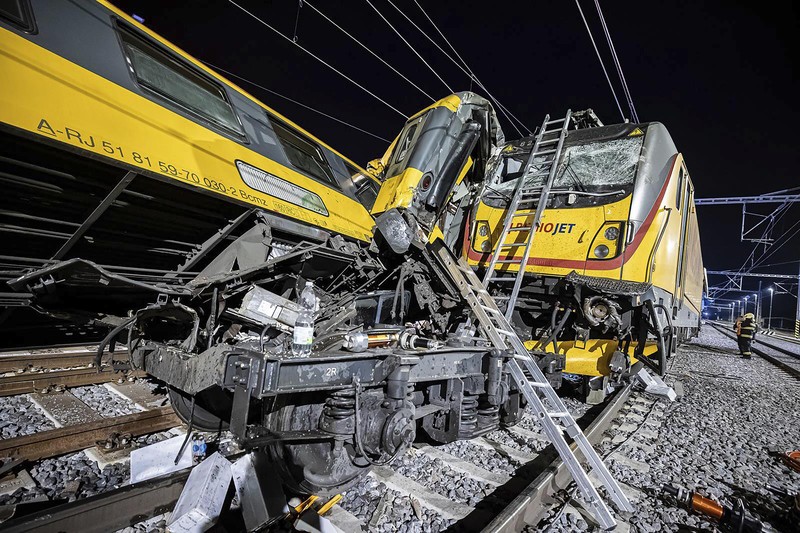 Sebuah kereta ekspres bertabrakan dengan kereta barang di kota Pardubice, Ceko, pada Rabu (5/6) malam waktu setempat. (Fire Department of Pardubice region via AP) Sebuah kereta ekspres bertabrakan dengan kereta barang di kota Pardubice, Ceko, pada Rabu (5/6) malam waktu setempat. (Fire Department of Pardubice region via AP)