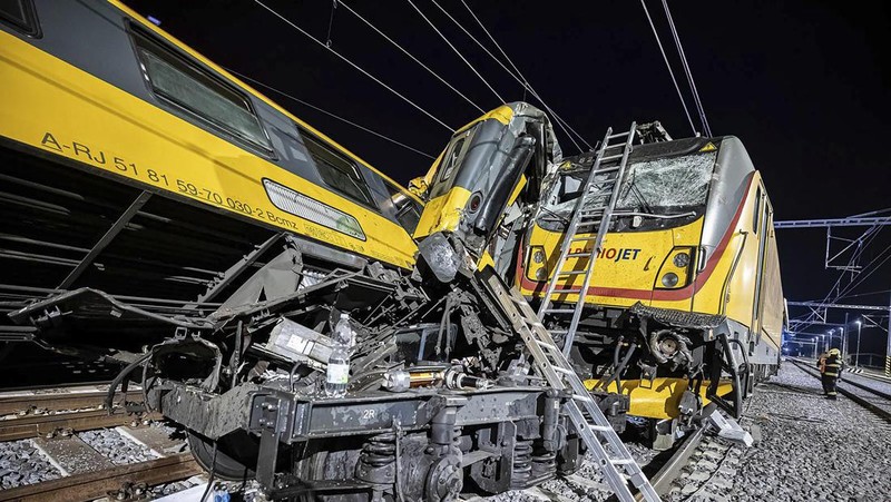 Sebuah kereta ekspres bertabrakan dengan kereta barang di kota Pardubice, Ceko, pada Rabu (5/6) malam waktu setempat. (Fire Department of Pardubice region via AP)