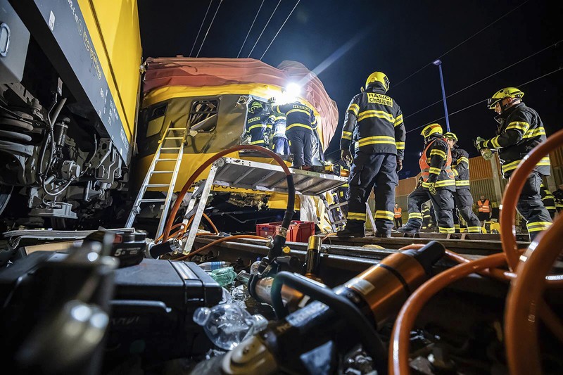 Sebuah kereta ekspres bertabrakan dengan kereta barang di kota Pardubice, Ceko, pada Rabu (5/6) malam waktu setempat. (Fire Department of Pardubice region via AP) Sebuah kereta ekspres bertabrakan dengan kereta barang di kota Pardubice, Ceko, pada Rabu (5/6) malam waktu setempat. (Fire Department of Pardubice region via AP)