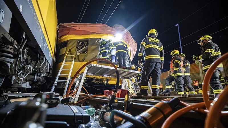Sebuah kereta ekspres bertabrakan dengan kereta barang di kota Pardubice, Ceko, pada Rabu (5/6) malam waktu setempat. (Fire Department of Pardubice region via AP)