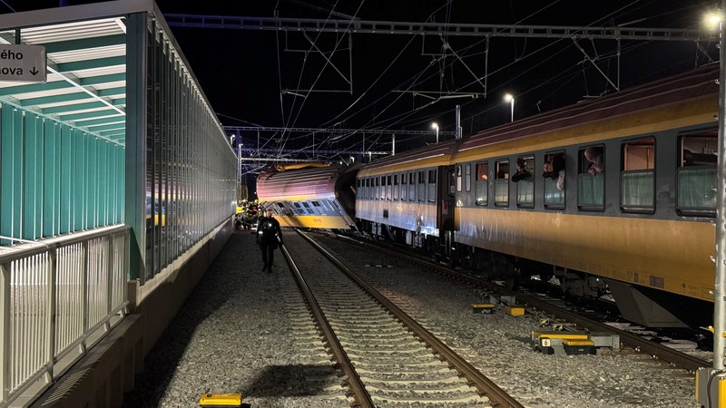Sebuah kereta ekspres bertabrakan dengan kereta barang di kota Pardubice, Ceko, pada Rabu (5/6) malam waktu setempat. (Fire Department of Pardubice region via AP)
