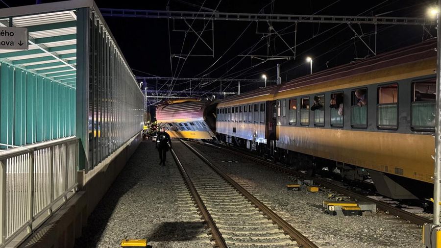 Sebuah kereta ekspres bertabrakan dengan kereta barang di kota Pardubice, Ceko, pada Rabu (5/6) malam waktu setempat. (Fire Department of Pardubice region via AP)