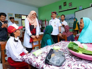 Bupati Ipuk Kagumi Semangat Mbah Ponari di Sekolah Lansia Banyuwangi