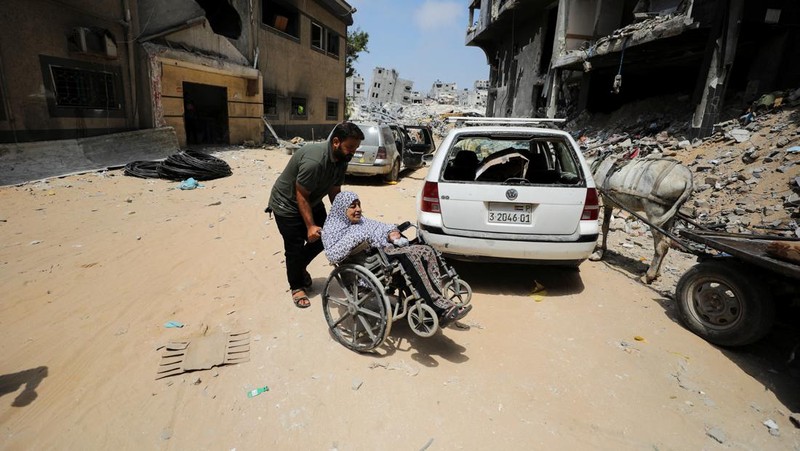 Seorang pasien ginjal Palestina menjalani cuci darah, di tengah konflik Israel-Hamas di sisa-sisa Rumah Sakit Al Shifa yang hancur akibat serangan Israel, di Kota Gaza. (REUTERS/Dawoud Abu Alkas)