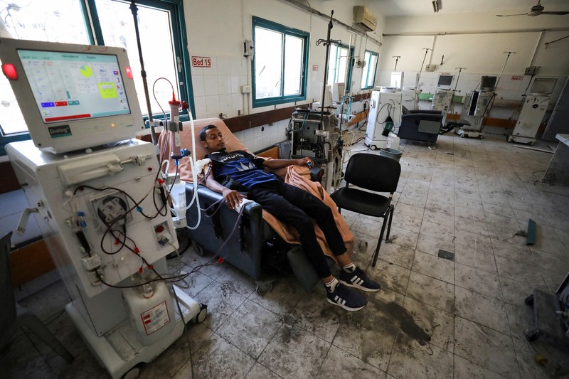 Seorang pasien ginjal Palestina menjalani cuci darah, di tengah konflik Israel-Hamas di sisa-sisa Rumah Sakit Al Shifa yang hancur akibat serangan Israel, di Kota Gaza. (REUTERS/Dawoud Abu Alkas) Seorang pasien ginjal Palestina menjalani cuci darah, di tengah konflik Israel-Hamas di sisa-sisa Rumah Sakit Al Shifa yang hancur akibat serangan Israel, di Kota Gaza. (REUTERS/Dawoud Abu Alkas)