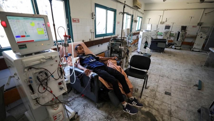 Seorang pasien ginjal Palestina menjalani cuci darah, di tengah konflik Israel-Hamas di sisa-sisa Rumah Sakit Al Shifa yang hancur akibat serangan Israel, di Kota Gaza. (REUTERS/Dawoud Abu Alkas)