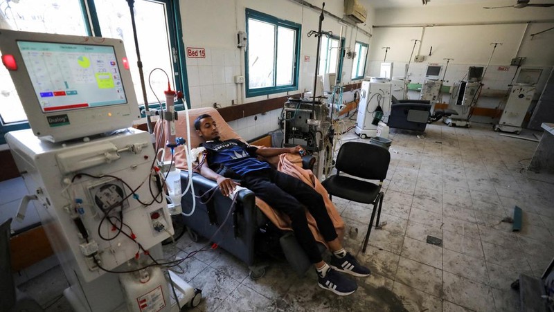 Seorang pasien ginjal Palestina menjalani cuci darah, di tengah konflik Israel-Hamas di sisa-sisa Rumah Sakit Al Shifa yang hancur akibat serangan Israel, di Kota Gaza. (REUTERS/Dawoud Abu Alkas)