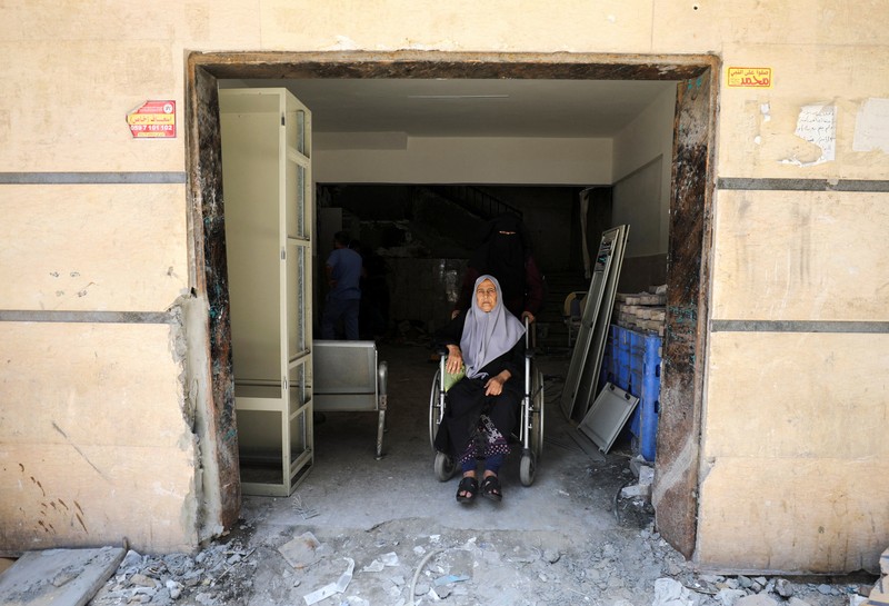 Seorang pasien ginjal Palestina menjalani cuci darah, di tengah konflik Israel-Hamas di sisa-sisa Rumah Sakit Al Shifa yang hancur akibat serangan Israel, di Kota Gaza. (REUTERS/Dawoud Abu Alkas) Seorang pasien ginjal Palestina menjalani cuci darah, di tengah konflik Israel-Hamas di sisa-sisa Rumah Sakit Al Shifa yang hancur akibat serangan Israel, di Kota Gaza. (REUTERS/Dawoud Abu Alkas)