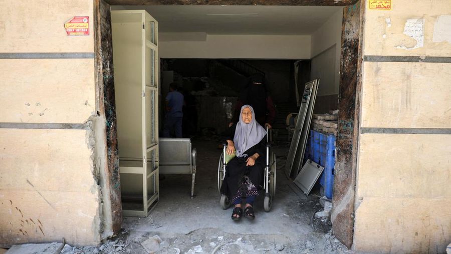 Seorang pasien ginjal Palestina menjalani cuci darah, di tengah konflik Israel-Hamas di sisa-sisa Rumah Sakit Al Shifa yang hancur akibat serangan Israel, di Kota Gaza. (REUTERS/Dawoud Abu Alkas)