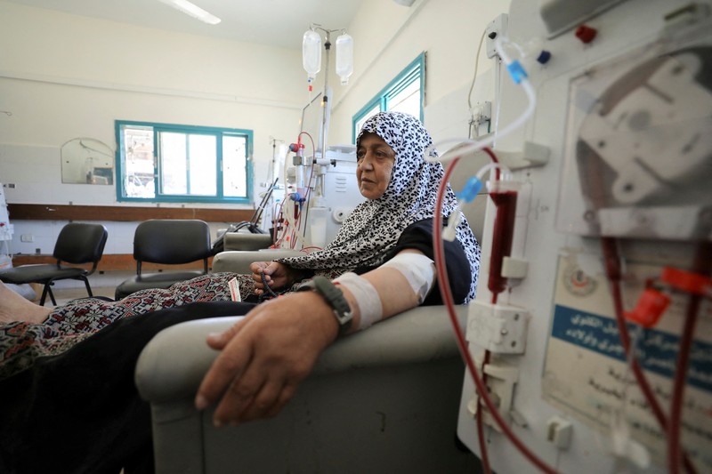 Seorang pasien ginjal Palestina menjalani cuci darah, di tengah konflik Israel-Hamas di sisa-sisa Rumah Sakit Al Shifa yang hancur akibat serangan Israel, di Kota Gaza. (REUTERS/Dawoud Abu Alkas) Seorang pasien ginjal Palestina menjalani cuci darah, di tengah konflik Israel-Hamas di sisa-sisa Rumah Sakit Al Shifa yang hancur akibat serangan Israel, di Kota Gaza. (REUTERS/Dawoud Abu Alkas)