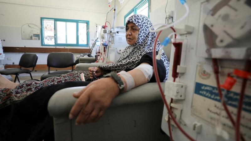Seorang pasien ginjal Palestina menjalani cuci darah, di tengah konflik Israel-Hamas di sisa-sisa Rumah Sakit Al Shifa yang hancur akibat serangan Israel, di Kota Gaza. (REUTERS/Dawoud Abu Alkas)