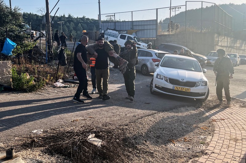 Tentara Israel dan personel darurat merespons setelah proyektil ditembakkan dari Lebanon menuju Israel, di tengah permusuhan lintas batas antara Hizbullah dan pasukan Israel, di Hurfeish, sebuah desa Arab Druze di Israel utara, 5 Juni 2024. Tentara Israel dan personel darurat merespons setelah proyektil ditembakkan dari Lebanon menuju Israel, di tengah permusuhan lintas batas antara Hizbullah dan pasukan Israel, di Hurfeish, sebuah desa Arab Druze di Israel utara, 5 Juni 2024. (REUTERS/Avi Ohayon)