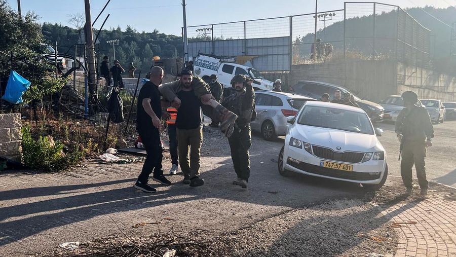 Seorang tentara Israel membawa rekannya yang terluka setelah proyektil ditembakkan dari Lebanon menuju Israel, di tengah permusuhan lintas batas antara Hizbullah dan pasukan Israel, di Hurfeish, sebuah desa Arab Druze di Israel utara, 5 Juni 2024. (REUTERS/Avi Ohayon)
