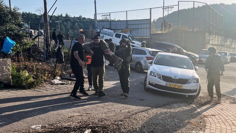 Tentara Israel dan personel darurat merespons setelah proyektil ditembakkan dari Lebanon menuju Israel, di tengah permusuhan lintas batas antara Hizbullah dan pasukan Israel, di Hurfeish, sebuah desa Arab Druze di Israel utara, 5 Juni 2024. (REUTERS/Avi Ohayon)