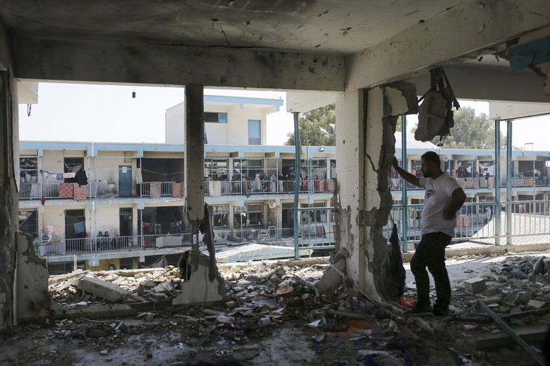 Suasana ruangan yang hancur akibat serangan Israel di sebuah sekolah PBB di Nuseirat, di Jalur Gaza tengah (6/6). (AP Photo/Jehad Alshrafi) Suasana ruangan yang hancur akibat serangan Israel di sebuah sekolah PBB di Nuseirat, di Jalur Gaza tengah (6/6). (AP Photo/Jehad Alshrafi)