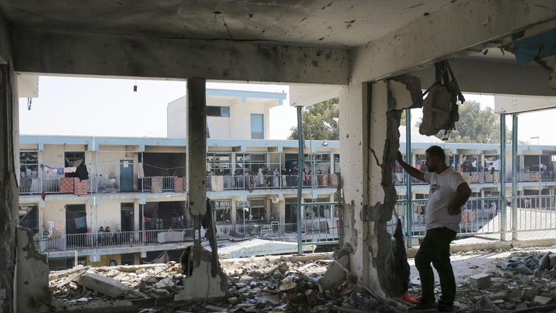 Suasana ruangan yang hancur akibat serangan Israel di sebuah sekolah PBB di Nuseirat, di Jalur Gaza tengah (6/6). (AP Photo/Jehad Alshrafi)