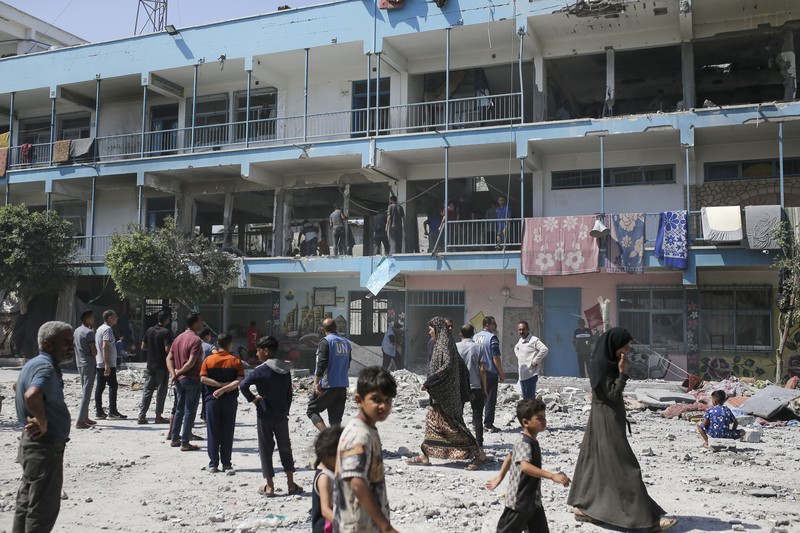 Suasana ruangan yang hancur akibat serangan Israel di sebuah sekolah PBB di Nuseirat, di Jalur Gaza tengah (6/6). (AP Photo/Jehad Alshrafi)
