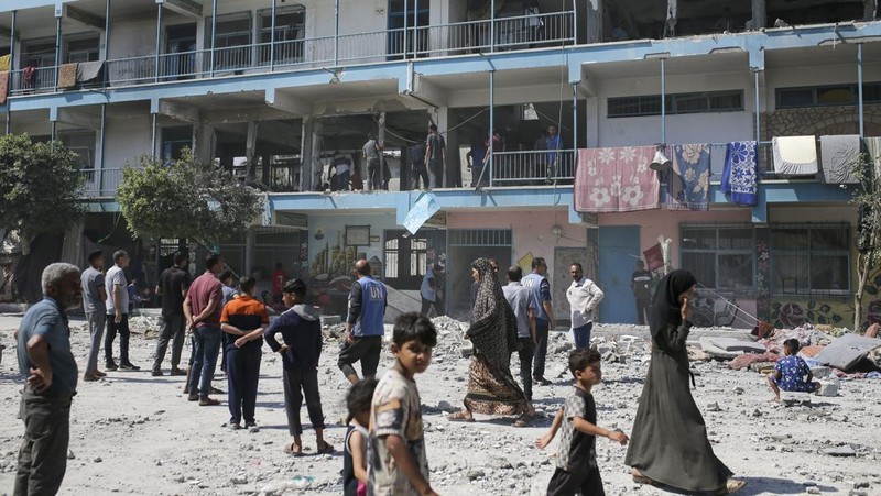 Suasana ruangan yang hancur akibat serangan Israel di sebuah sekolah PBB di Nuseirat, di Jalur Gaza tengah (6/6). (AP Photo/Jehad Alshrafi)