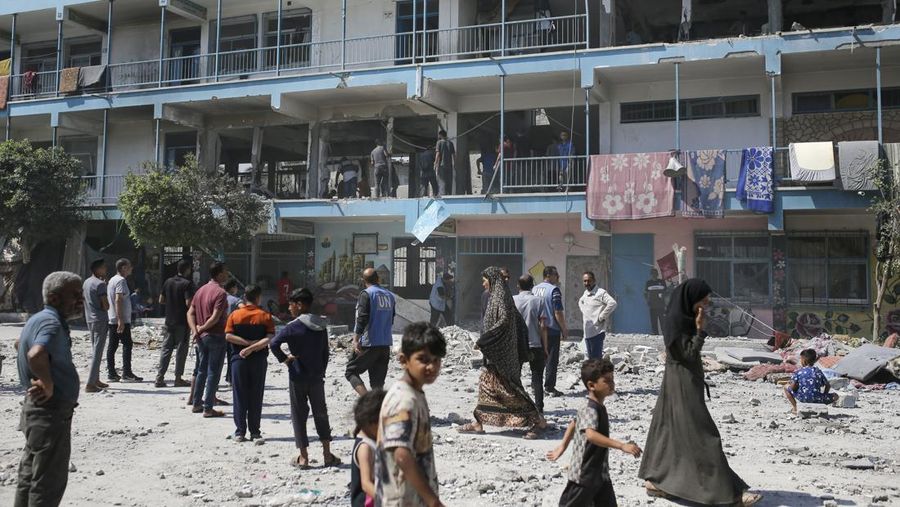 Suasana ruangan yang hancur akibat serangan Israel di sebuah sekolah PBB di Nuseirat, di Jalur Gaza tengah (6/6). (AP Photo/Jehad Alshrafi)