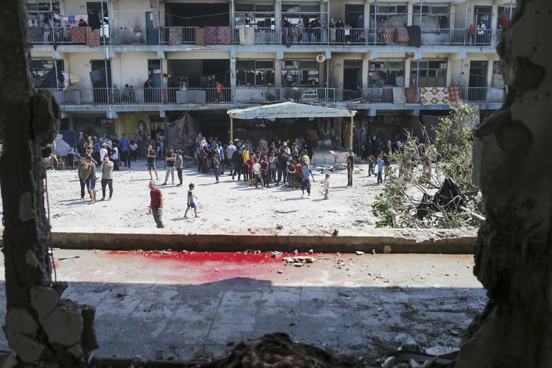 Suasana ruangan yang hancur akibat serangan Israel di sebuah sekolah PBB di Nuseirat, di Jalur Gaza tengah (6/6). (AP Photo/Jehad Alshrafi) Suasana ruangan yang hancur akibat serangan Israel di sebuah sekolah PBB di Nuseirat, di Jalur Gaza tengah (6/6). (AP Photo/Jehad Alshrafi)