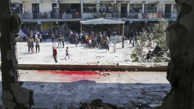 Suasana ruangan yang hancur akibat serangan Israel di sebuah sekolah PBB di Nuseirat, di Jalur Gaza tengah (6/6). (AP Photo/Jehad Alshrafi)