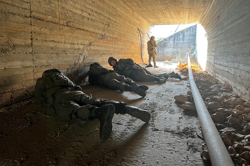 Tentara Israel dan personel darurat merespons setelah proyektil ditembakkan dari Lebanon menuju Israel, di tengah permusuhan lintas batas antara Hizbullah dan pasukan Israel, di Hurfeish, sebuah desa Arab Druze di Israel utara, 5 Juni 2024. (REUTERS/Avi Ohayon)