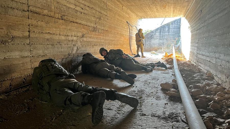 Tentara Israel dan personel darurat merespons setelah proyektil ditembakkan dari Lebanon menuju Israel, di tengah permusuhan lintas batas antara Hizbullah dan pasukan Israel, di Hurfeish, sebuah desa Arab Druze di Israel utara, 5 Juni 2024. (REUTERS/Avi Ohayon)