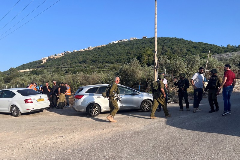 Tentara Israel dan personel darurat merespons setelah proyektil ditembakkan dari Lebanon menuju Israel, di tengah permusuhan lintas batas antara Hizbullah dan pasukan Israel, di Hurfeish, sebuah desa Arab Druze di Israel utara, 5 Juni 2024. (REUTERS/Avi Ohayon)