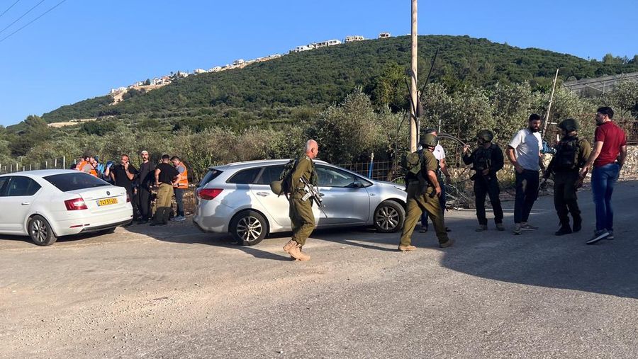 Tentara Israel dan personel darurat merespons setelah proyektil ditembakkan dari Lebanon menuju Israel, di tengah permusuhan lintas batas antara Hizbullah dan pasukan Israel, di Hurfeish, sebuah desa Arab Druze di Israel utara, 5 Juni 2024. (REUTERS/Avi Ohayon)