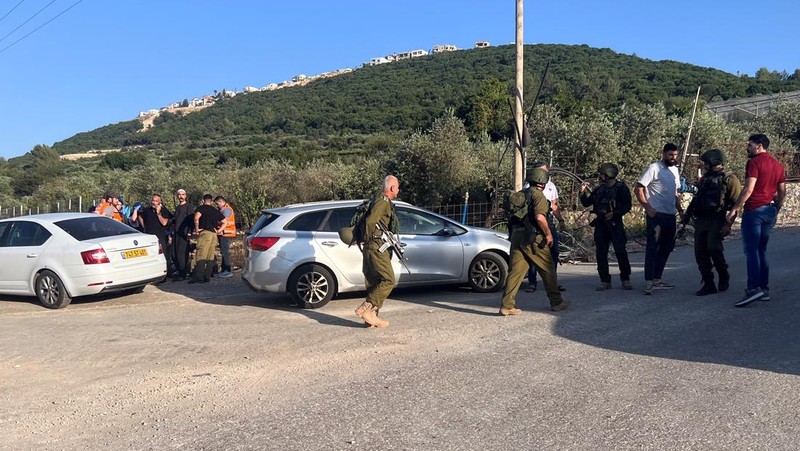 Tentara Israel dan personel darurat merespons setelah proyektil ditembakkan dari Lebanon menuju Israel, di tengah permusuhan lintas batas antara Hizbullah dan pasukan Israel, di Hurfeish, sebuah desa Arab Druze di Israel utara, 5 Juni 2024. (REUTERS/Avi Ohayon)