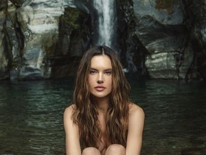 Alessandra Ambrosio Pose Topless untuk Vogue di Depan Air Terjun