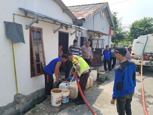 Sumur Mulai Kering, Warga Ogan Ilir Terpaksa Ambil Air Rawa