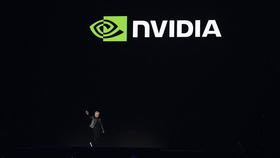 CEO Jensen Huang berjalan di atas panggung sebelum pidato utama Nvidia GTC di San Jose, California, Senin, 18 Maret 2024. (AP Photo/Eric Risberg)