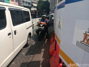 Jalan Ciledug Raya Macet Parah, Penjual Kopi dan Rujak Malah Ketiban Cuan