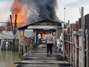 Kapal Kargo di Karimun Hangus Terbakar