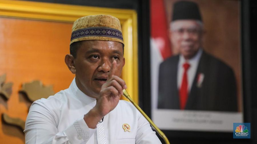 Menteri Investasi/Kepala Badan Koordinasi Penanaman Modal (BKPM), Bahlil Lahadalia saat konferensi pers dengan topik “Redistribusi IUP kepada Masyarakat untuk Pengelolaan Sumber Daya Alam yang Inklusif dan Berkeadilan” di kantor Kementerian Investasi/BKPM, Jakarta, Jumat (7/6/2024). (CNBC Indonesia/Faisal Rahman)