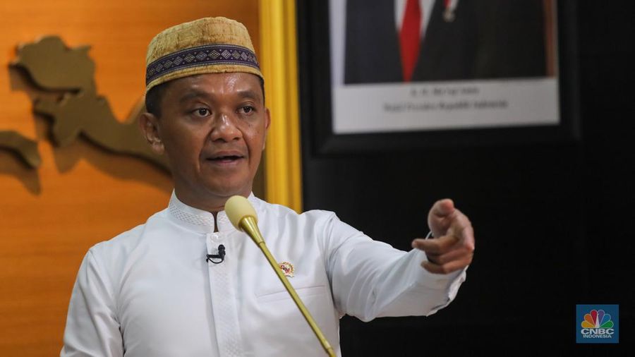 Menteri Investasi/Kepala Badan Koordinasi Penanaman Modal (BKPM), Bahlil Lahadalia saat konferensi pers dengan topik “Redistribusi IUP kepada Masyarakat untuk Pengelolaan Sumber Daya Alam yang Inklusif dan Berkeadilan” di kantor Kementerian Investasi/BKPM, Jakarta, Jumat (7/6/2024). (²©²ÊÍøÕ¾/Faisal Rahman)
