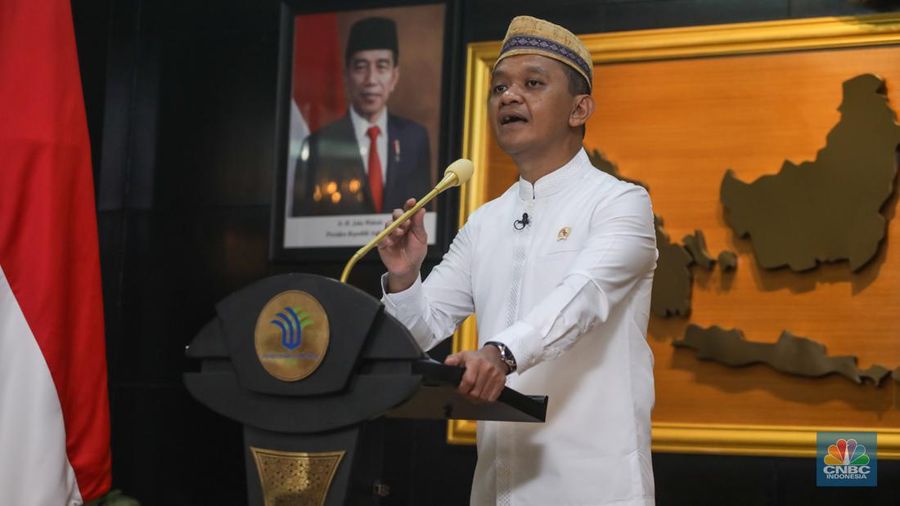 Menteri Investasi/Kepala Badan Koordinasi Penanaman Modal (BKPM), Bahlil Lahadalia saat konferensi pers dengan topik “Redistribusi IUP kepada Masyarakat untuk Pengelolaan Sumber Daya Alam yang Inklusif dan Berkeadilan” di kantor Kementerian Investasi/BKPM, Jakarta, Jumat (7/6/2024). (CNBC Indonesia/Faisal Rahman)