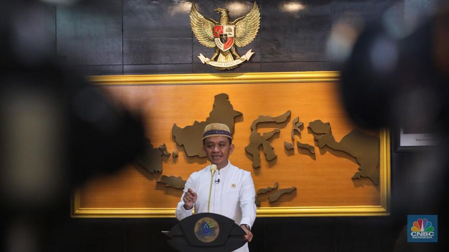 Menteri Investasi/Kepala Badan Koordinasi Penanaman Modal (BKPM), Bahlil Lahadalia saat konferensi pers dengan topik “Redistribusi IUP kepada Masyarakat untuk Pengelolaan Sumber Daya Alam yang Inklusif dan Berkeadilan” di kantor Kementerian Investasi/BKPM, Jakarta, Jumat (7/6/2024). (CNBC Indonesia/Faisal Rahman)