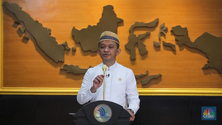 Menteri Investasi/Kepala Badan Koordinasi Penanaman Modal (BKPM), Bahlil Lahadalia saat konferensi pers dengan topik “Redistribusi IUP kepada Masyarakat untuk Pengelolaan Sumber Daya Alam yang Inklusif dan Berkeadilan” di kantor Kementerian Investasi/BKPM, Jakarta, Jumat (7/6/2024). (CNBC Indonesia/Faisal Rahman)