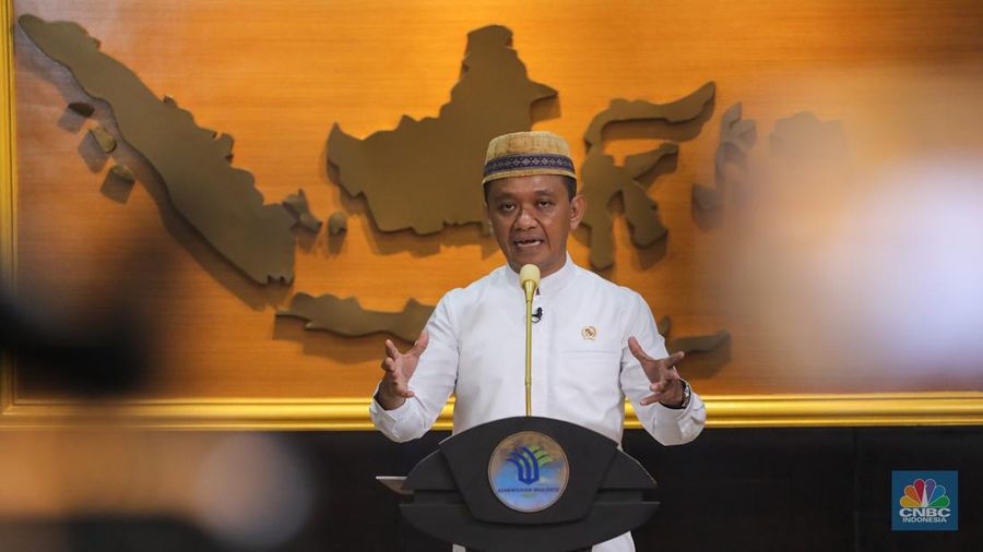 Menteri Investasi/Kepala Badan Koordinasi Penanaman Modal (BKPM), Bahlil Lahadalia saat konferensi pers dengan topik “Redistribusi IUP kepada Masyarakat untuk Pengelolaan Sumber Daya Alam yang Inklusif dan Berkeadilan” di kantor Kementerian Investasi/BKPM, Jakarta, Jumat (7/6/2024). (CNBC Indonesia/Faisal Rahman)