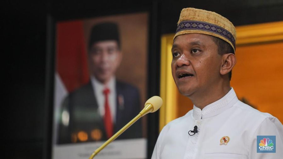 Menteri Investasi/Kepala Badan Koordinasi Penanaman Modal (BKPM), Bahlil Lahadalia saat konferensi pers dengan topik “Redistribusi IUP kepada Masyarakat untuk Pengelolaan Sumber Daya Alam yang Inklusif dan Berkeadilan” di kantor Kementerian Investasi/BKPM, Jakarta, Jumat (7/6/2024). (CNBC Indonesia/Faisal Rahman)