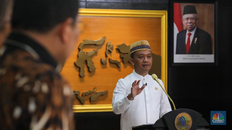 Menteri Investasi/Kepala Badan Koordinasi Penanaman Modal (BKPM), Bahlil Lahadalia saat konferensi pers dengan topik “Redistribusi IUP kepada Masyarakat untuk Pengelolaan Sumber Daya Alam yang Inklusif dan Berkeadilan” di kantor Kementerian Investasi/BKPM, Jakarta, Jumat (7/6/2024). (CNBC Indonesia/Faisal Rahman)