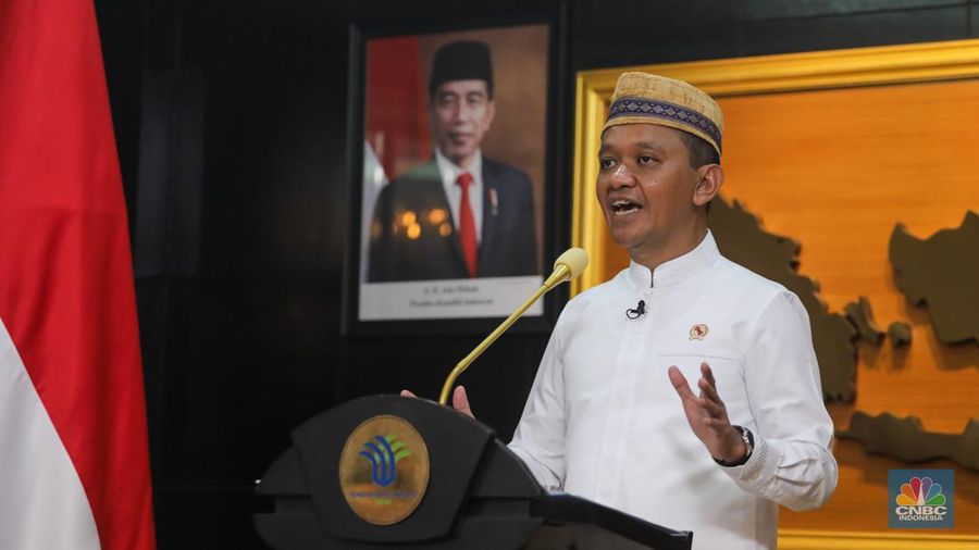 Menteri Investasi/Kepala Badan Koordinasi Penanaman Modal (BKPM), Bahlil Lahadalia saat konferensi pers dengan topik “Redistribusi IUP kepada Masyarakat untuk Pengelolaan Sumber Daya Alam yang Inklusif dan Berkeadilan” di kantor Kementerian Investasi/BKPM, Jakarta, Jumat (7/6/2024). (CNBC Indonesia/Faisal Rahman)