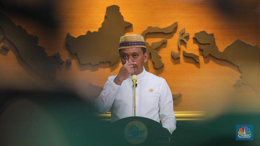 Menteri Investasi/Kepala Badan Koordinasi Penanaman Modal (BKPM), Bahlil Lahadalia saat konferensi pers dengan topik “Redistribusi IUP kepada Masyarakat untuk Pengelolaan Sumber Daya Alam yang Inklusif dan Berkeadilan” di kantor Kementerian Investasi/BKPM, Jakarta, Jumat (7/6/2024). (CNBC Indonesia/Faisal Rahman)
