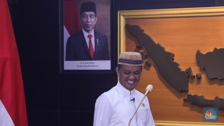 Menteri Investasi/Kepala Badan Koordinasi Penanaman Modal (BKPM), Bahlil Lahadalia saat konferensi pers dengan topik “Redistribusi IUP kepada Masyarakat untuk Pengelolaan Sumber Daya Alam yang Inklusif dan Berkeadilan” di kantor Kementerian Investasi/BKPM, Jakarta, Jumat (7/6/2024). (CNBC Indonesia/Faisal Rahman)
